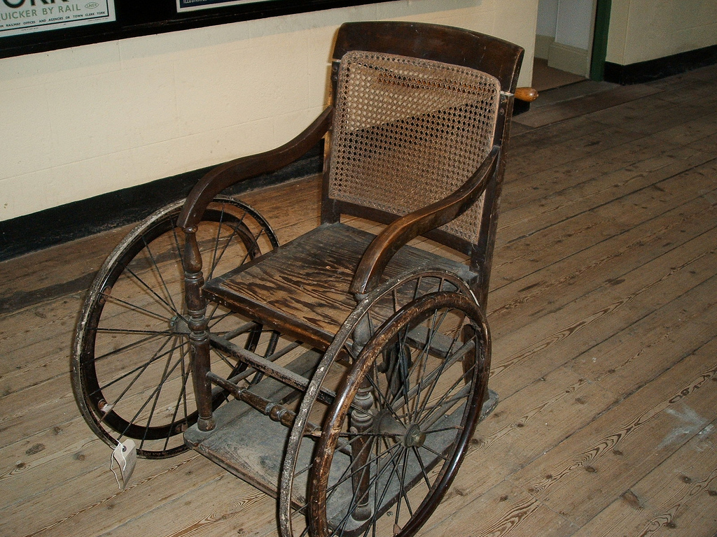cadeira de roda antiga